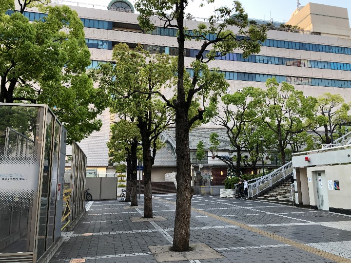横浜駅東口の喫煙スペース