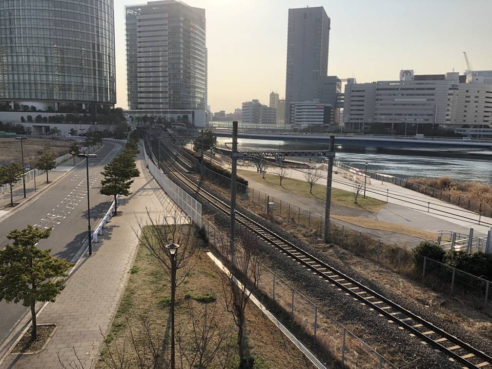 横浜駅とみなとみらいの間にある「高島水際線公園」の高島線線路