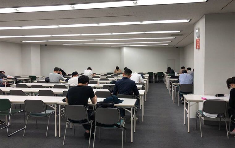横浜市中央図書館自習室の写真