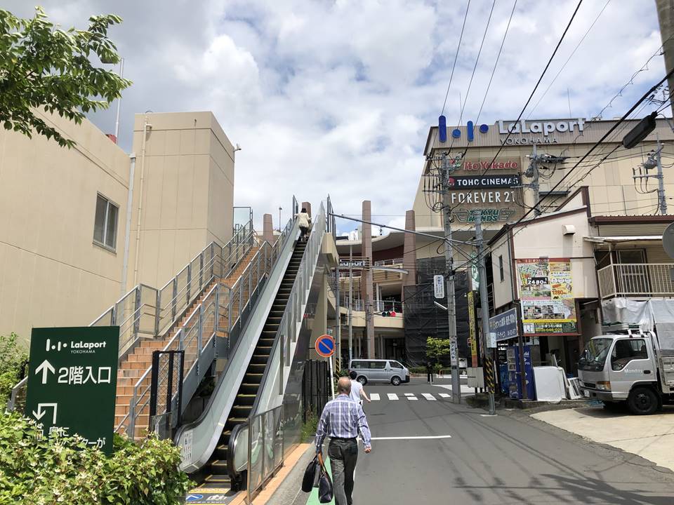JR横浜線鴨居駅からららぽーと横浜へ歩いて行く道路