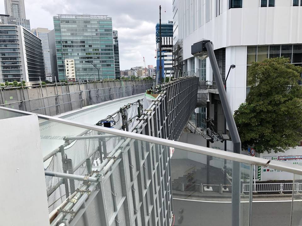 日産本社ビルから京急グループ本社ビルへ接続する歩道橋の設置工事の様子