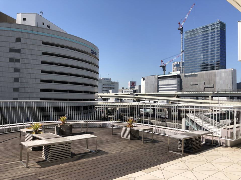 横浜ベイクォーター屋上「ベイガーデン」からみなとみらい方面を見た風景