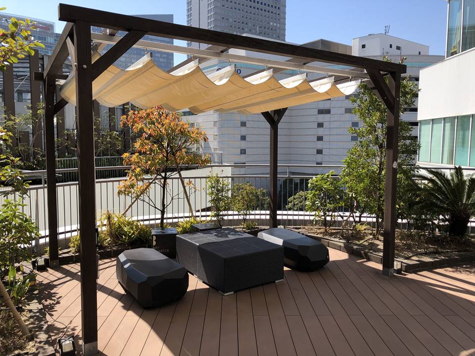 横浜ベイクォーターの屋上「ベイガーデン」にあるソファ写真
