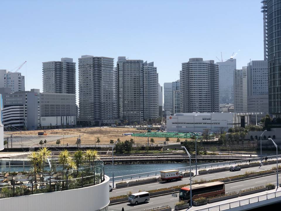 横浜ベイクォーター屋上「ベイガーデン」からみなとみらい方面を見た風景