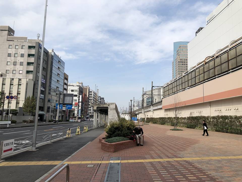 JR桜木町駅西口広場から見た東横線跡地の様子