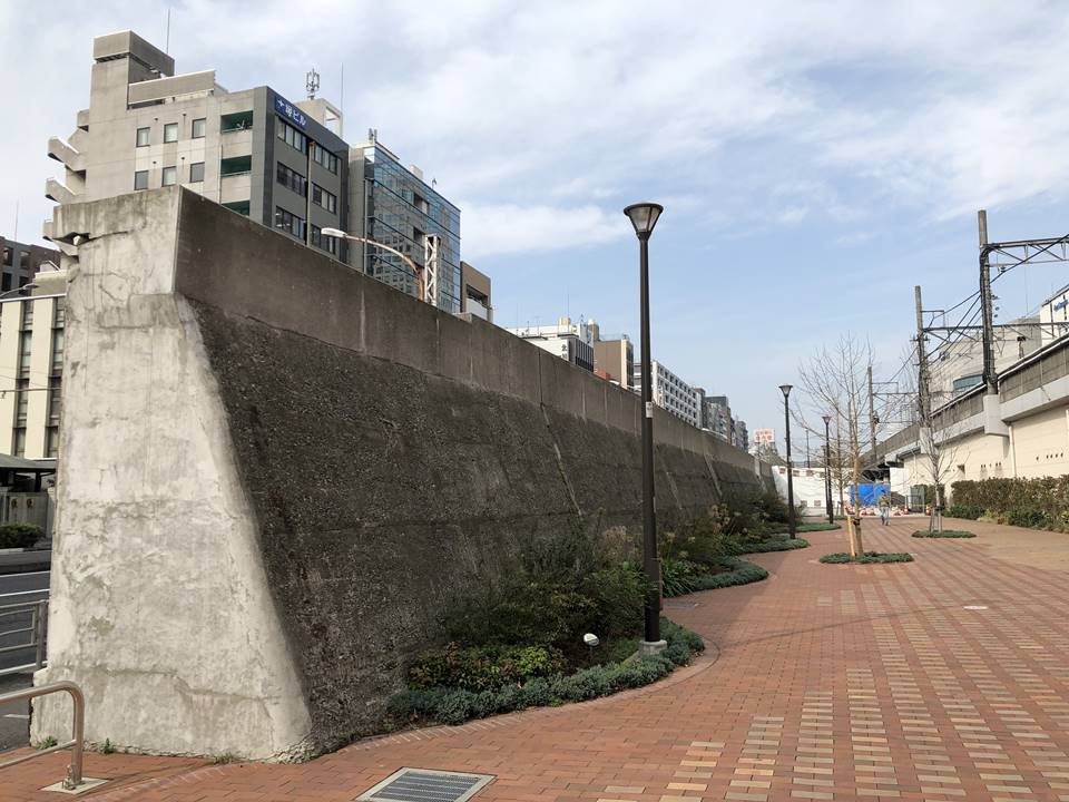 JR桜木町駅西口広場から見た東横線跡地の様子