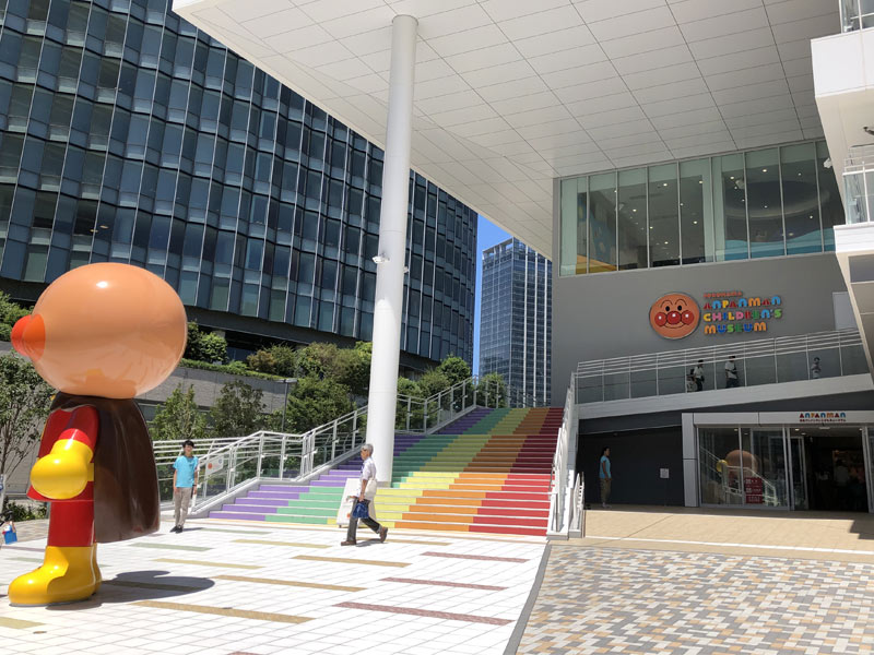 横浜アンパンマンこどもミュージアムの外階段写真