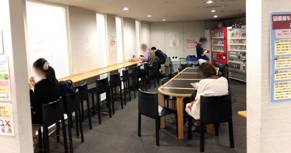 横浜市中央図書館地下1Fになる飲食コーナーの写真