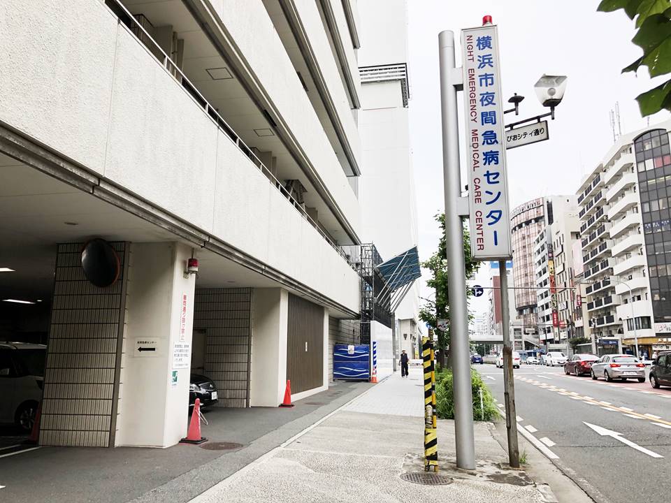 横浜市夜間急病センターの駐車場出入口マップ