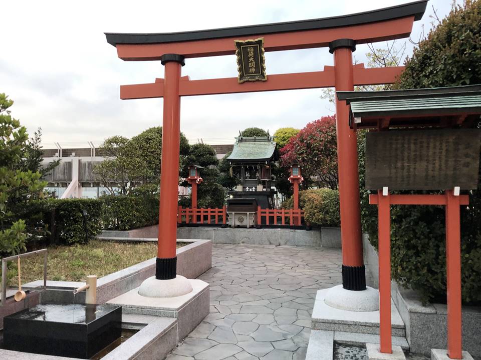 そごう横浜店屋上にある神社と銅像写真