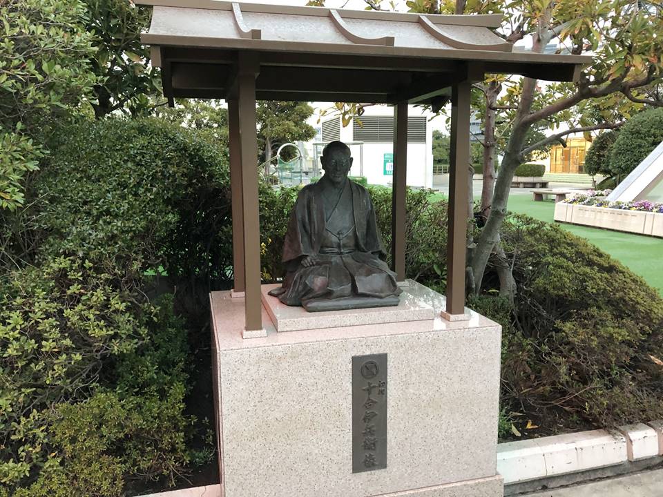 そごう横浜店屋上にある神社と銅像写真