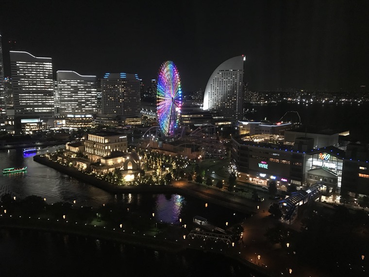 みなとみらいの北仲通地区にできたアパホテル&リゾート〈横浜ベイタワー〉のランドマーク側客室から見える景色