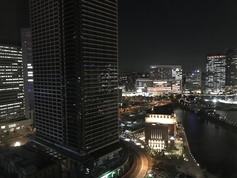 みなとみらいの北仲通地区にできたアパホテル&リゾート〈横浜ベイタワー〉のランドマーク側客室から見える景色