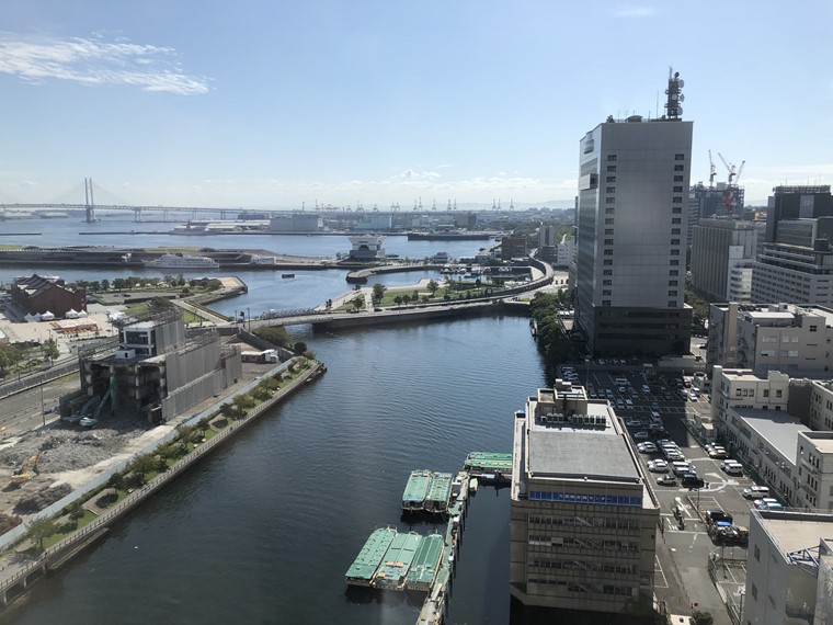 みなとみらいの北仲通地区にできたアパホテル＆リゾート〈横浜ベイタワー〉のベイブリッジ側客室から見える景色