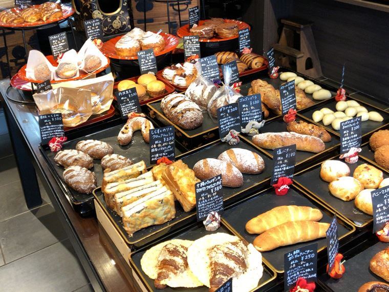 横浜中華街の裏路地にあるパン屋さん「のり蔵」の店内写真