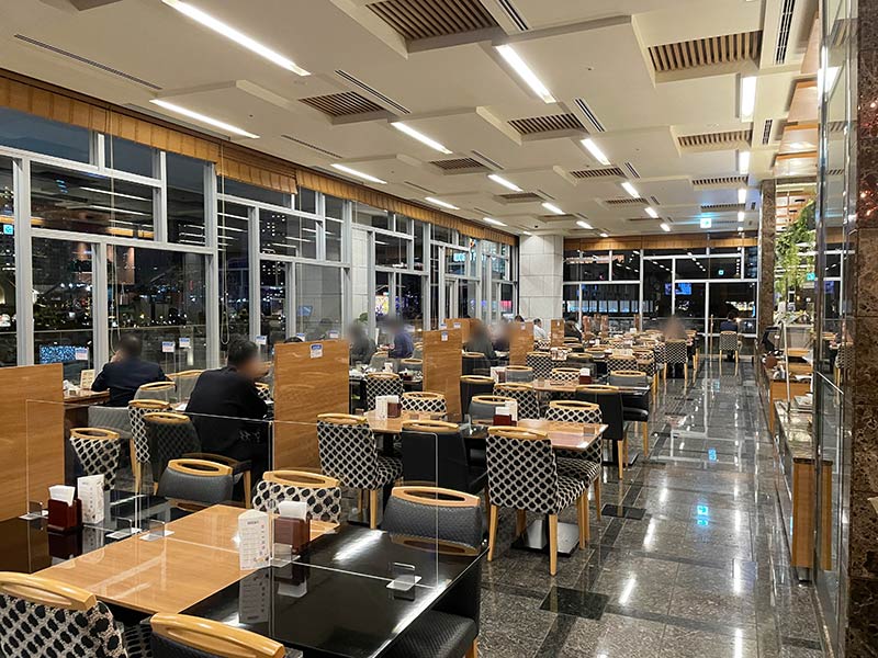 アパホテル＆リゾート〈横浜ベイタワー〉のビュッフェレストラン「LA VERANDA」の店内写真