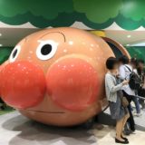 横浜アンパンマンこどもミュージアムの有料エリアにあるアンパンマン号の写真