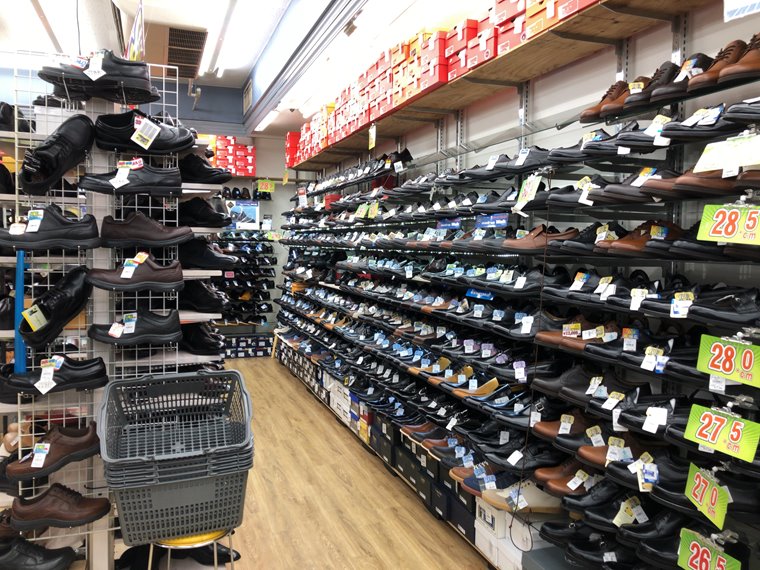 男の大きな靴専門店ヒカリ川崎本店の店内写真：革靴など