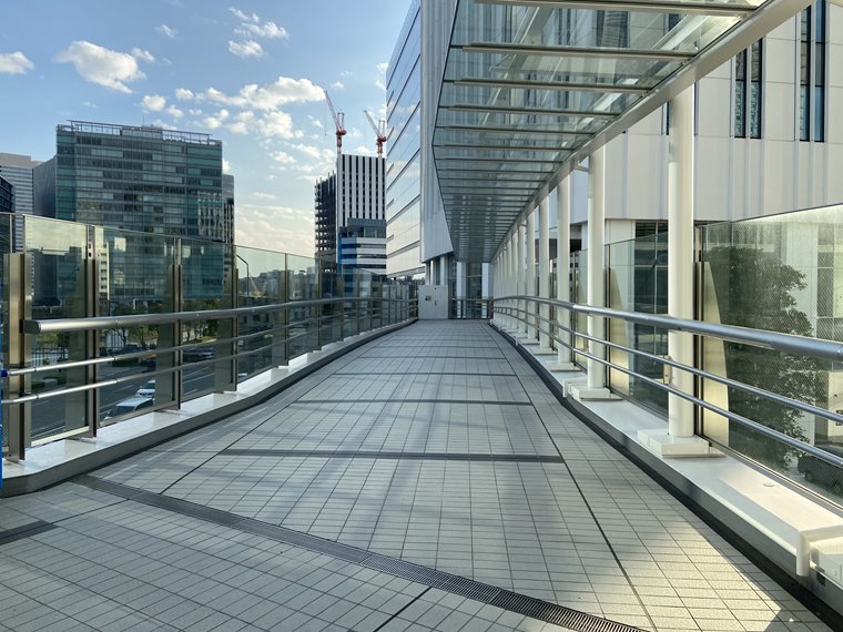 日産本社ビルから京急グループ本社ビルにつながる歩道橋の写真