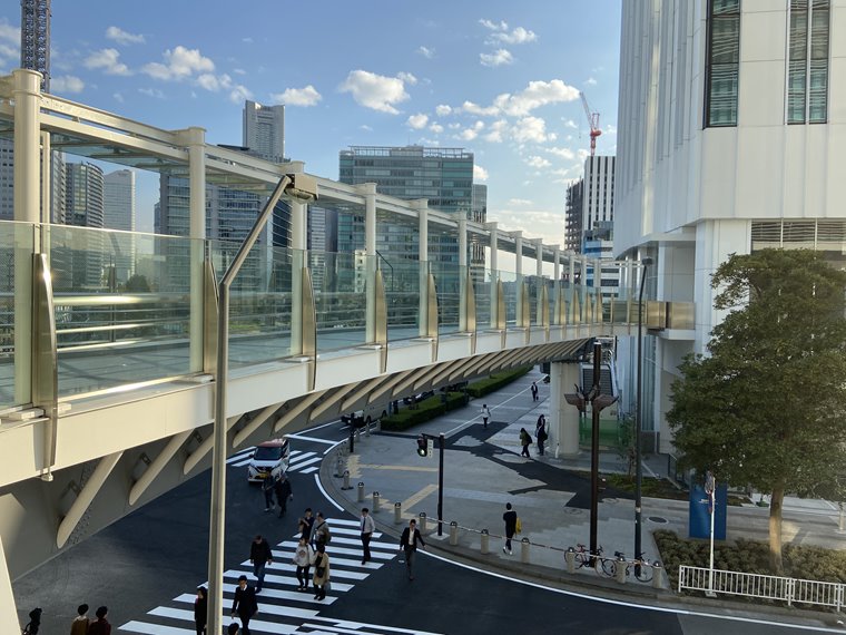 日産本社ビルから京急グループ本社ビルにつながる歩道橋の写真
