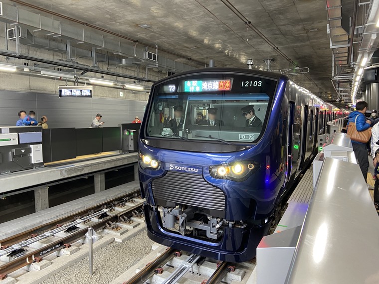 東京への乗り入れを行う相鉄線12000系の電車