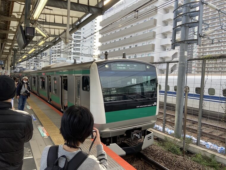 相鉄・JR直通線の羽沢横浜国大駅に入線するJR埼京線E233系の写真