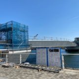 ヨコハマ グランド インターコンチネンタル ホテル裏から、カップヌードルミュージアムパーク(新港パーク)へと伸びる歩行者デッキの工事写真
