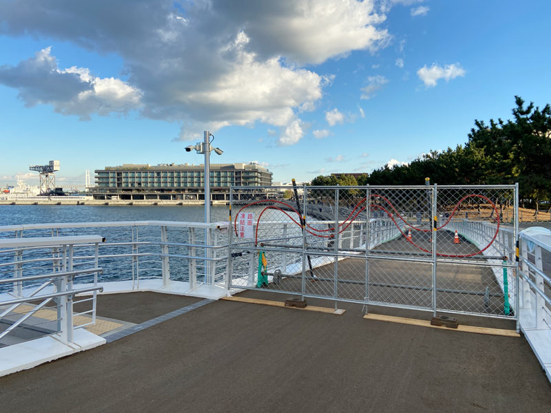 臨港パークと新港パークをつなぐ女神橋の写真