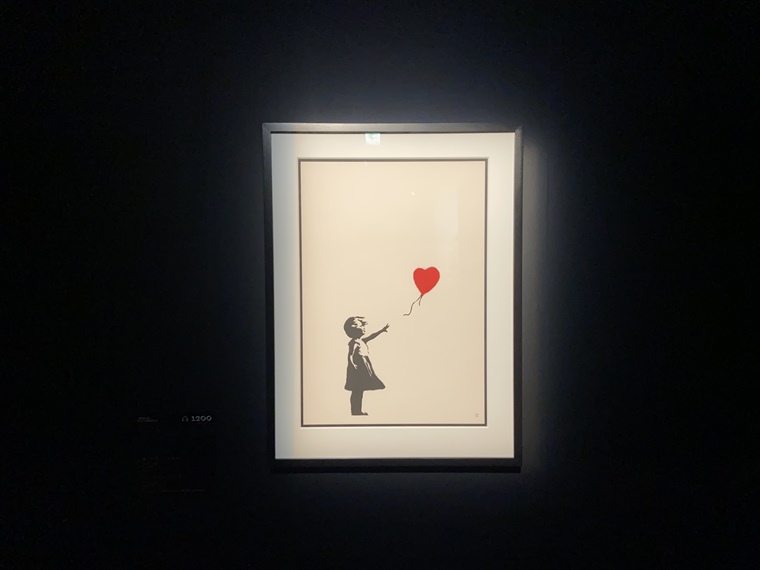 横浜アソビルで開催中の「バンクシー展 天才か反逆者か」のガール・ウィズ・バルーン写真