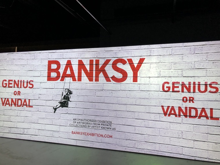 横浜アソビルで開催中の「バンクシー展 天才か反逆者か」のオープニングムービー写真