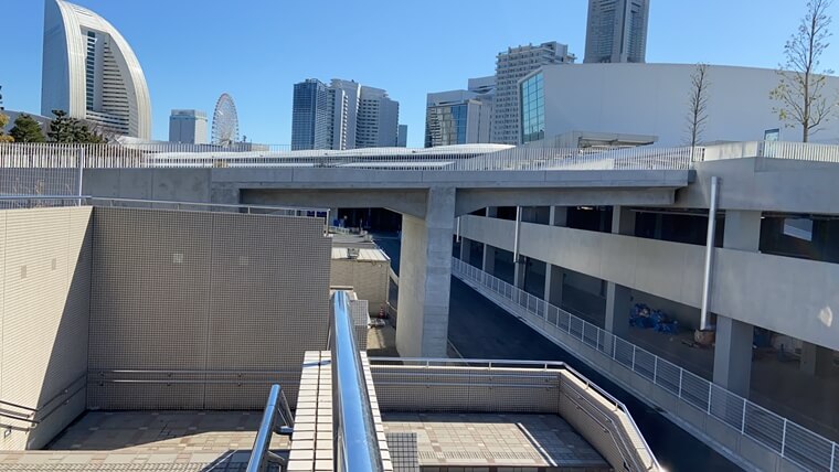 みなとみらいの臨港パークとパシフィコ横浜ノースに架かるキングモール橋の建設工事写真