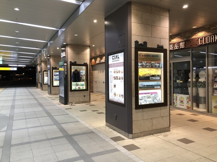 鉄道開業以降の資料が飾られている桜木町駅の構内写真