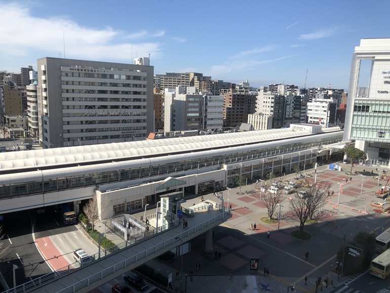 JR桜木町駅と駅前広場の外観写真