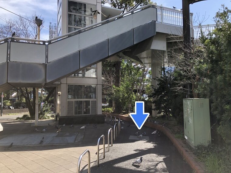 桜木町駅の鉄道創業の記念碑原標点の場所を示す写真
