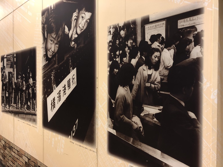 桜木町駅の壁に掲示されている昔の人たちの写真