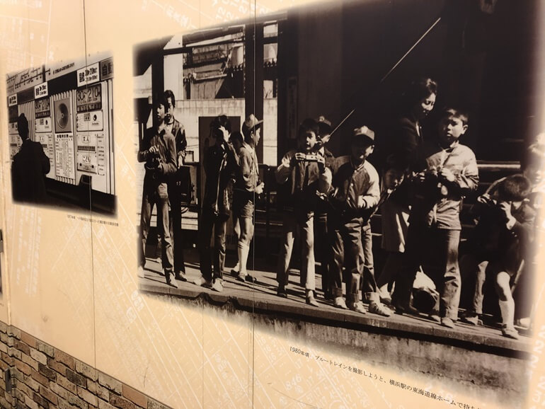 桜木町駅の壁に掲示されている昔の人たちの写真