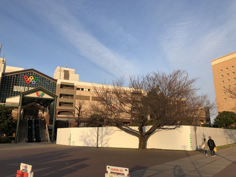 「ヨコハマエアーキャビン」のワールドポーターズ前の駅舎建設工事写真