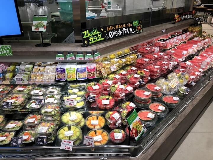 スーパーマーケット「サミットストア桜木町コレットマーレ店」のサラダ・フルーツコーナー