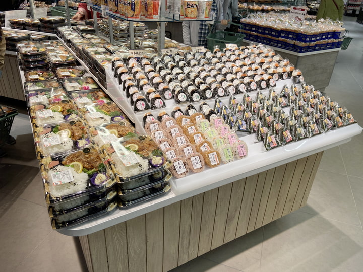 スーパーマーケット「サミットストア桜木町コレットマーレ店」の店内写真