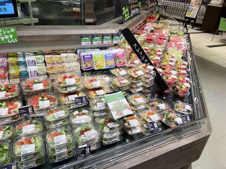 スーパーマーケット「サミットストア桜木町コレットマーレ店」のサラダ・フルーツコーナー