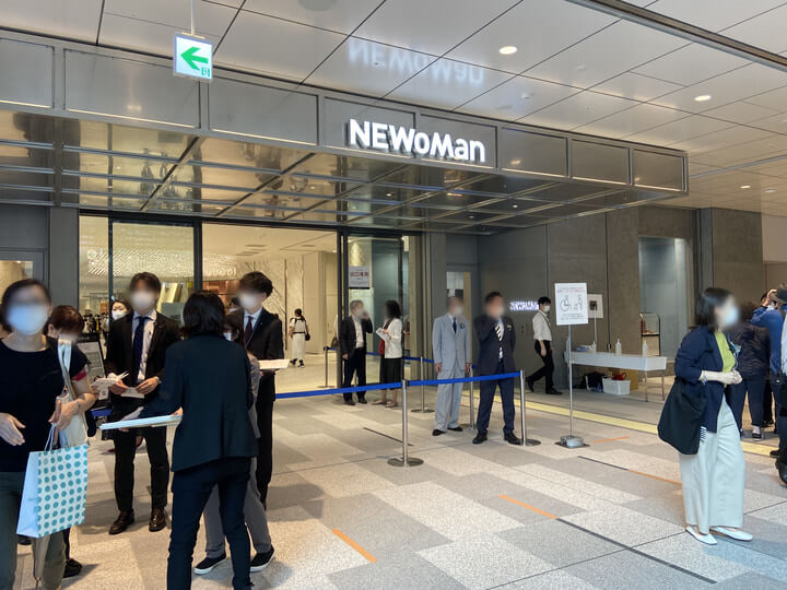 ニュウマン横浜のアトリウムから入る入口写真