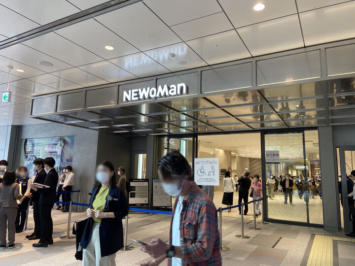ニュウマン横浜のアトリウムから入る入口写真