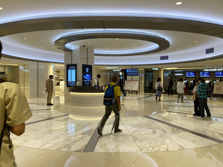 横浜駅の新しい映画館Tジョイ横浜のロビー