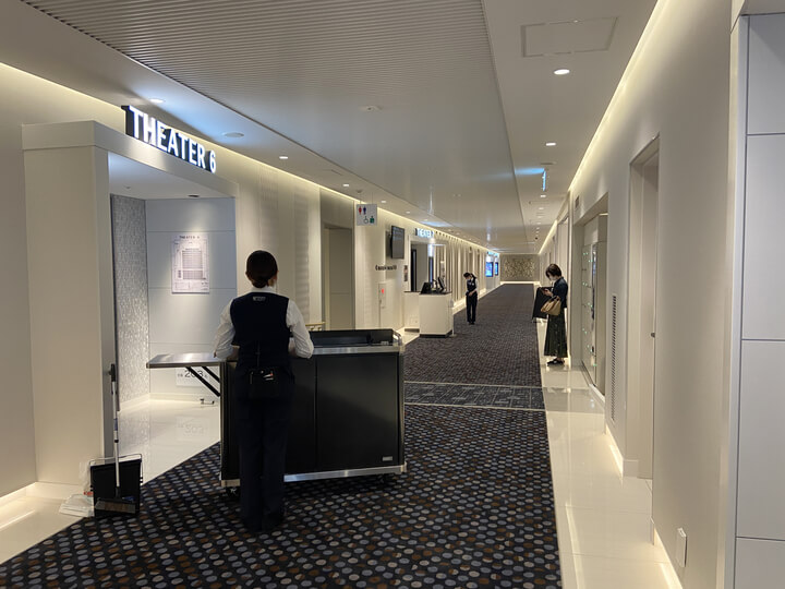 横浜駅の新しい映画館Tジョイ横浜の10階通路
