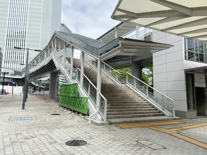 桜木町駅新南口にある、さくらみらい橋の写真