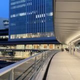 桜木町駅新南口にある、さくらみらい橋の写真