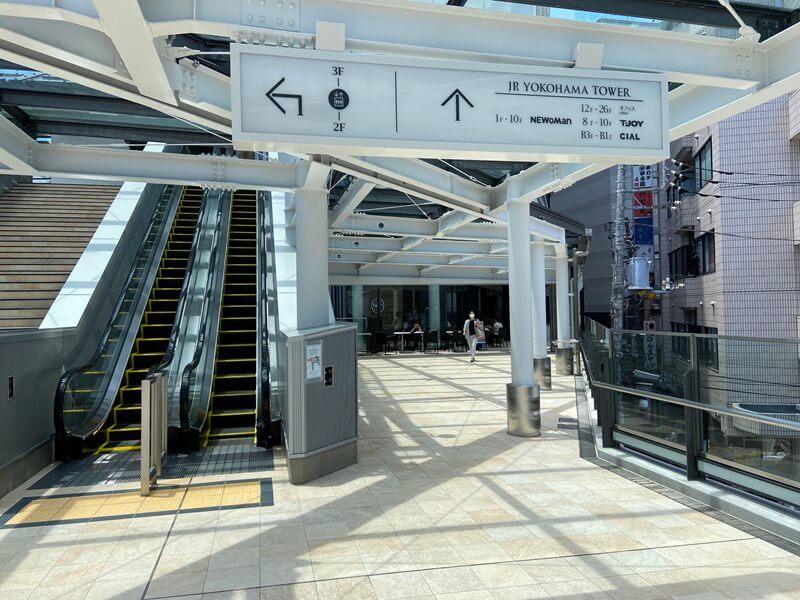 JR横浜タワーとJR横浜鶴屋町ビルを繋ぐ「はまレールウォーク」の写真