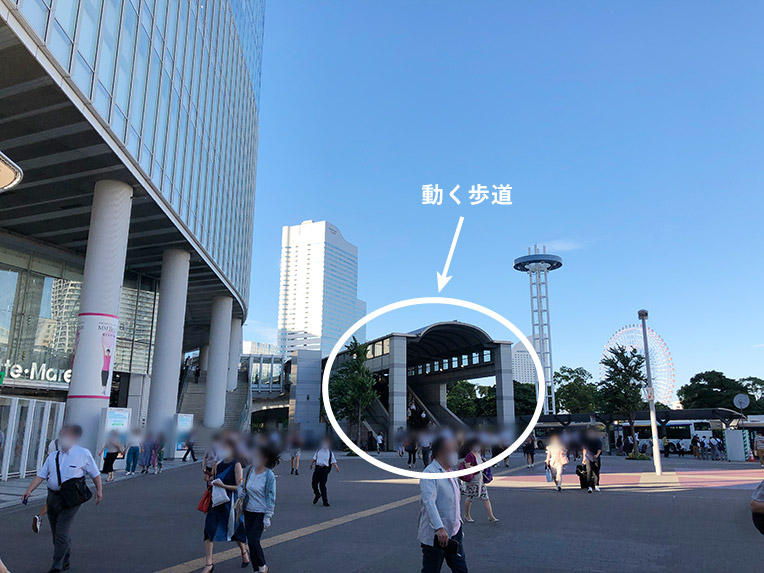 JR桜木町駅の東口、駅前広場の写真