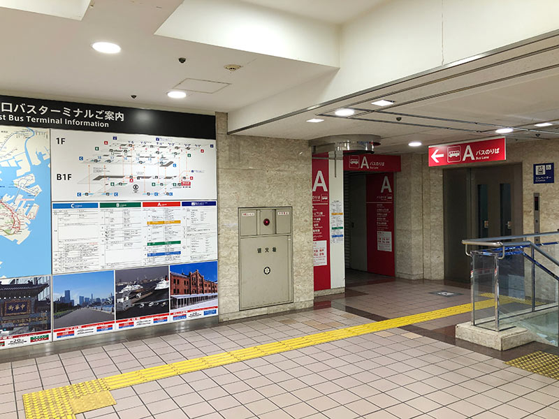 横浜駅東口のバスターミナルへ上る階段
