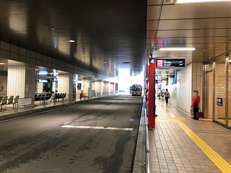 横浜駅東口バスターミナルの4番のりばの写真